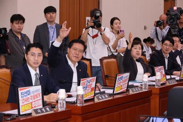4일 서울 여의도 국회에서 열린 법제사법위원회 전체회의장 국민의힘 의원들 자리에 야당 간사 박탈 발언권 박탈 추미애 법사위 조폭식 운영 규탄이라고 적힌 종이가 붙어 있다 사진연합뉴스