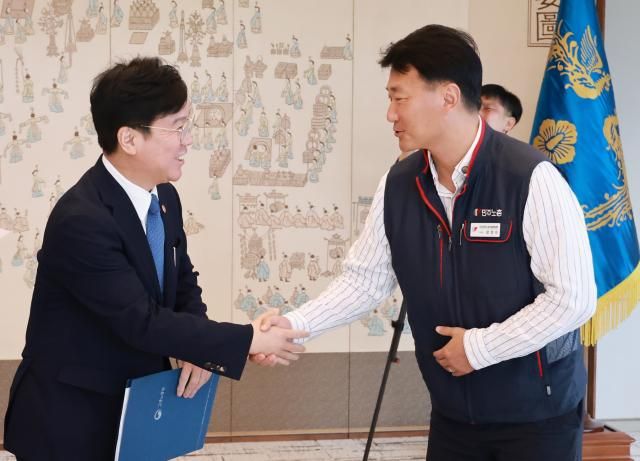 김영훈 고용노동부 장관이 4일 서울 용산 대통령실 청사에서 이재명 대통령 주재로 열린 양대노총 위원장과의 오찬 간담회에 참석해 양경수 민주노총 위원장과 인사하고 있다사진연합뉴스