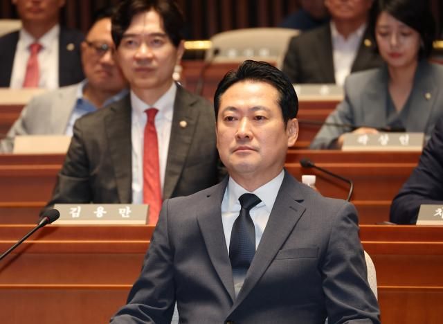 장동혁 국민의힘 대표가 3일 서울 여의도 국회에서 열린 의원총회에서 생각에 잠겨 있다 사진연합뉴스