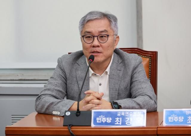 최강욱 더불어민주당 교육연수원장이 지난달 22일 국회에서 열린 최고위원회의에 참석해 발언하고 있다 사진연합뉴스