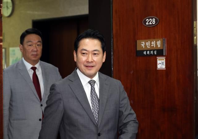 장동혁 국민의힘 대표가 5일 서울 여의도 국회에서 조셉 윤 주한 미국대사대리를 만나러 가고 있다 사진연합뉴스
