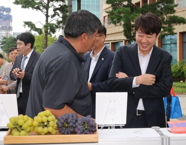 이준석 개혁신당 대표가 4일 서울 여의도 국회에서 열린 화성특례시 출범기념 화성 로컬푸드 직거래 국회 판매행사에 참석해 관계자들과 대화를 나누고 있다 사진연합뉴스
