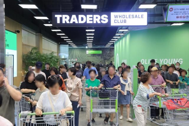 5일 인천 남동구 트레이더스 구월점에서 시민들이 장을 보고 있다 사진이마트