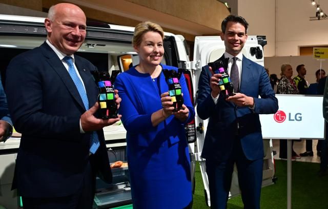 카이 베그너Kai Wegner 베를린 시장왼쪽에서 첫 번째 프란치스카 기파이Franziska Giffey 베를린 부시장 겸 경제에너지당국 의원왼쪽 두번째 등이 LG전자의 AI 모빌리티 공간 솔루션 슈필라움을 체험해보고 있다 사진LG전자