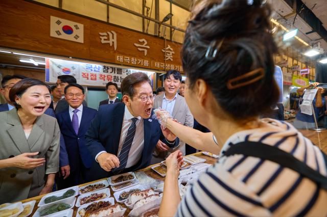 대통령실은 이재명 대통령이 5일 인천 용현시장을 방문했다고 전했다 사진대통령실 제공