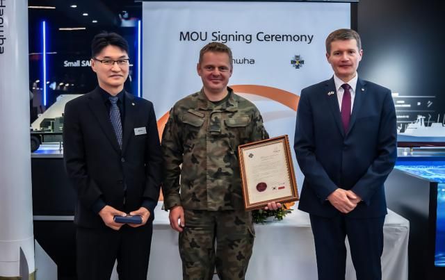 4일현지시각 폴란드 국제방위산업 전시회MSPO에서 왼쪽부터 이부환 한화에어로스페이스 PGM사업부장 파웰 슈베클레이 WITU 소장 야첵 한화에어로스페이스 유럽법인장이 155㎜ 탄약 관련 부품 현지 품질인증을 위한 MOU를 체결하고 기념촬영하고 있다 사진한화에어로스페이스
