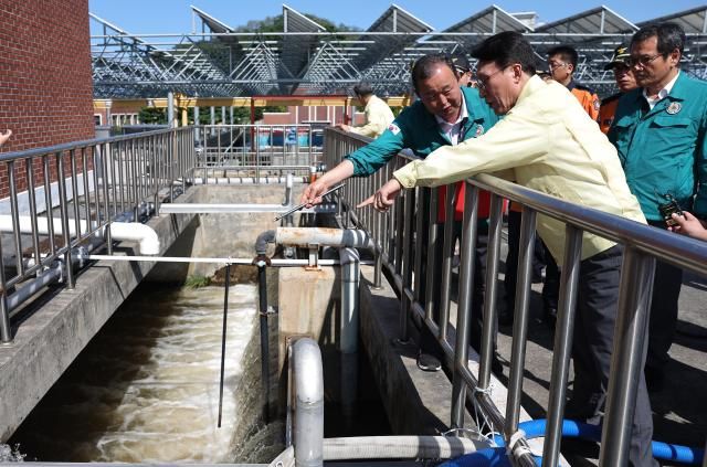 김민석 국무총리가 5일 강원 강릉시 홍제정수장을 찾아 운반 급수 현장을 살펴보고 있다 사진연합뉴스