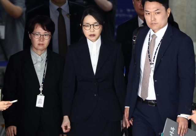 윤석열 전 대통령 부인 김건희 여사가 8월 12일 구속 전 피의자 심문영장실질심사을 마친 뒤 서울 서초구 서울중앙지법을 나서고 있다 사진연합뉴스