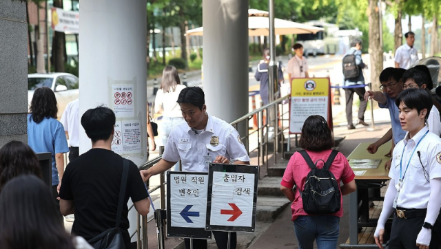 지난 7월 24일 윤석열 전 대통령의 내란 우두머리 혐의 관련 재판 12차 공판 기일이 열렸던 서울 서초구 서울중앙지방법원 입구에 법원 보안 인력이 배치된 모습 사진연합뉴스