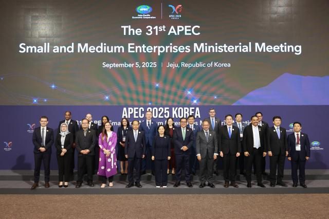 한성숙 중소벤처기업부 장관가운데을 포함한 APEC 중소기업장관회의 참석자들이 5일 회의 종료 후 기념촬영을 하고 있다 사진중소벤처기업부