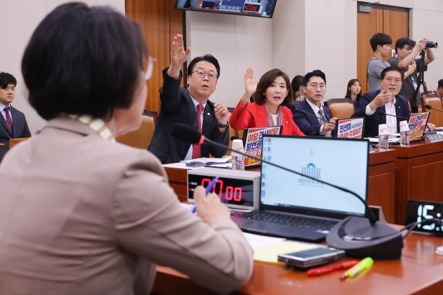 국민의힘 의원들이 4일 서울 여의도 국회에서 열린 법제사법위원회 전체회의에서 추미애 법제사법위원회 위원장에게 발언권을 요청하고 있다 사진연합뉴스