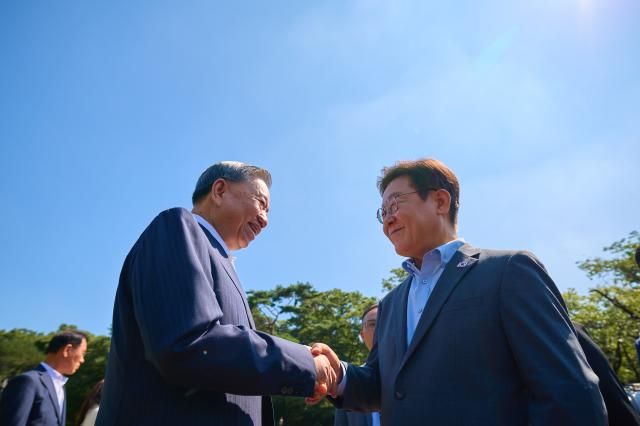 이재명 대통령이 12일 청와대 상춘재에서 또 럼 베트남 당 서기장과 악수하고 있다 2025812 사진대통령실 제공 재판매 및 DB 금지