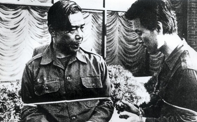 1979년 당시 김재규 중정부장이 박정희 전 대통령 시해사건 현장 검증에서 상황을 재연하는 모습 사진연합뉴스