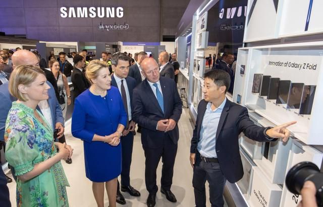 카이 베그너Kai Wegner 독일 베를린 시장이 IFA 2025 삼성전자 전시관에서 김만영 삼성전자 독일법인장부사장의 안내를 받고 있다 사진삼성전자