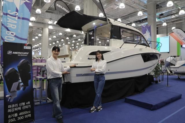 5일 인천 남동구 트레이더스 구월점 로드쇼 공간에서 모델들이 스타보트 팝업 로드쇼를 홍보하고 있다 사진이마트 