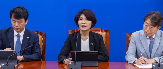 한정애 더불어민주당 정책위의장이 지난 2일 국회에서 열린 원내대책회의에서 정기국회 운영 방향에 대해 말하고 있다 사진연합뉴스