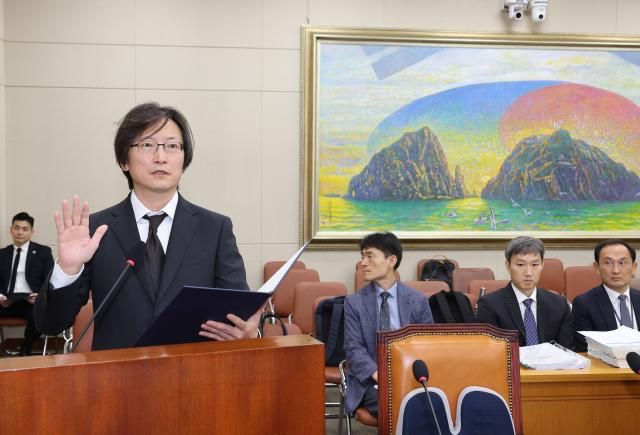 주병기 공정거래위원장 후보자가 5일 서울 여의도 국회 정무위원회에서 열린 인사청문회에서 선서하고 있다. [사진=연합뉴스]