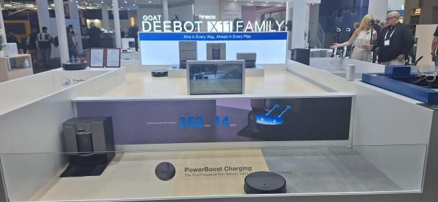 IFA 2025 에코백스 전시장에서 시연 중인 최신형 로봇청소기 디봇 X11 사진조성준 기자