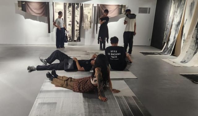 5일 서울 강남구 갤러리 느와에서 열린 송다해 작가의 공존 GONGZONE 전시회에서 송 작가맨앞가 관람객들에게 작품을 소개하고 있다 사진조현미 기자