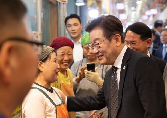 이재명 대통령이 지난 5일 인천 용현시장을 방문해 상인들과 이야기를 나누고 있다 사진대통령실 제공 연합뉴스