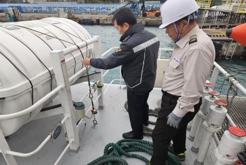 해양수산부는 추석 연휴를 앞두고 귀성길 연안여객선 특별점검 나선다_구명뗏목 외관 점검 사진해양수산부