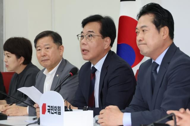 장동혁 국민의힘 대표가 7일 서울 여의도 국회에서 미국 이민당국의 한국 기업 직원 구금 사태와 관련해 열린 외교 현안 대책회의에서 사태 해결에 이재명 대통령이 나설 것을 요구하고 있다사진연합뉴스