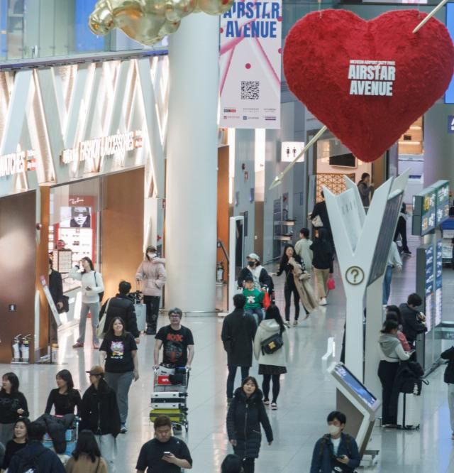 면세점 4개사 영업손실만 3천억원 육박 영종도연합뉴스 황광모 기자 긴 불황의 늪에 빠진 국내 면세업계가 지난해 줄줄이 영업손실을 기록하며 근래 가장 나쁜 실적을 거뒀다 고환율 등으로 판매 부진이 지속하는 가운데 중국인 보따리상다이궁 수수료와 인천국제공항 임대료 부담이 더해진 결과다 13일 면세업계에 따르면 호텔신라가 운영하는 신라면세점의 지난해 매출액은 3조2천819억원으로 전년2조9천337억원보다 119 늘었지만 697억원의 영업손실을 내면서 2023년 224억원 흑자에서 적자로 전환했다 신세계면세점도 매출은 2조60억원으로 47 늘었으나 영업손익은 전년 866억원 흑자에서 지난해 359억원 적자로 전환했다 현대백화점 면세점도 매출은 9천721억원으로 26 감소했으며 288억원의 영업손실을 봤다 업계 1위 롯데면세점도 조만간 실적을 발표하면 면세점 4개사 영업손실은 3천억원을 육박할 것으로 예상된다 사진은 14일 인천공항 1터미널 면세구역 내 면세점의 모습 2025214 hkmpoohynacokr2025-02-14 134227 저작권자 ⓒ ㈜연합뉴스 무단 전재 재배포 금지 AI 학습 및 활용 금지저작권자 ⓒ ㈜연합뉴스 무단 전재 재배포 금지 AI 학습 및 활용 금지