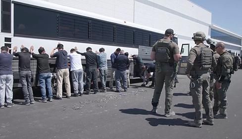 미국 이민 단속 당국이 지난 4일현지시간 조지아주 현대차그룹-LG에너지솔루션의 합작 배터리 공장 건설현장에서 벌인 불법체류·고용 단속 현장 영상과 사진을 홈페이지를 통해 공개했다 사진연합뉴스