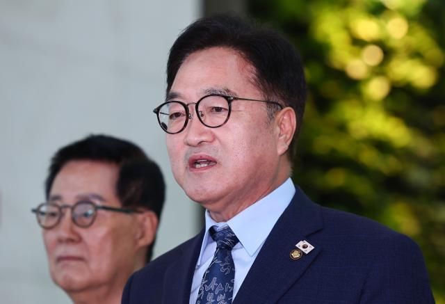 우원식 국회의장이 2일 중국 베이징에서 열리는 항일전쟁 및 세계 반파시스트 전쟁 승전전승절 80주년 열병식에 참석하기 위해 인천국제공항 제1여객터미널로 출국하기 전 취재진에 입장을 밝히고 있다사진연합뉴스