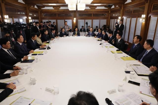 김민석 국무총리가 7일 서울 종로구 총리공관에서 열린 고위당정협의회에서 발언하고 있다 사진연합뉴스