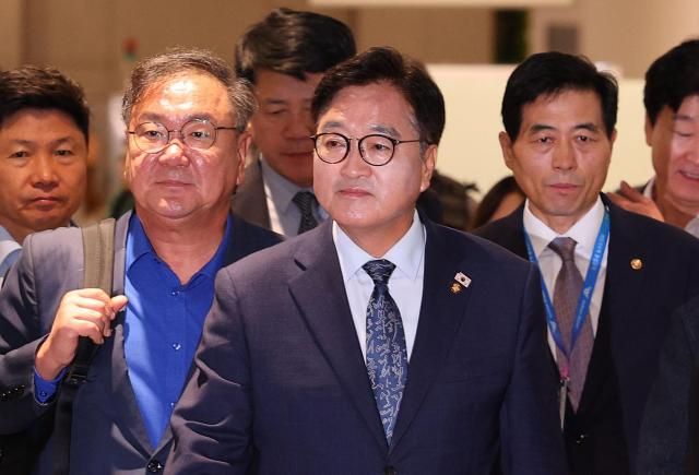 중국 순방을 마친 우원식 국회의장이 5일 인천국제공항을 통해 귀국하고 있다사진연합뉴스