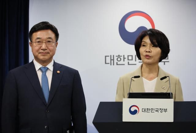 윤호중 행정안전부 장관과 더불어민주당 한정애 정책위의장이 7일 서울 종로구 정부서울청사에서 제3차 고위당정협의회 결과 및 정부조직 개편 방안에 대해 발표하고 있다 사진연합뉴스