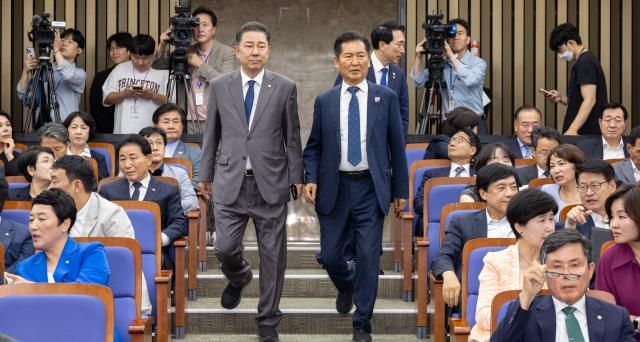 정청래 더불어민주당 대표와 김병기 원내대표가 지난 3일 국회에서 검찰개혁ㆍ정부조직법 개편을 위한 의견 수렴을 위해 열린 정책 의원총회에 입장하고 있다 사진연합뉴스