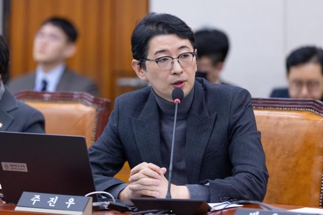 주진우 국민의힘 국회의원이 지난 1월 7일 오후 서울 여의도 국회에서 열린 법제사법위원회의 전체회의에서 질의하고 있다 20250107사진유대길 기자 dbeorlf123ajunewscom