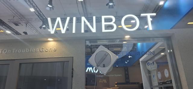 IFA 2025에서 에코백스의 윈봇Winbot이 창문을 돌아다니며 청소하고 있다 사진조성준 기자