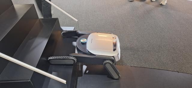 드리미 사이버 X가 IFA 2025에서 계단을 올라가고 있다 사진조성준 기자