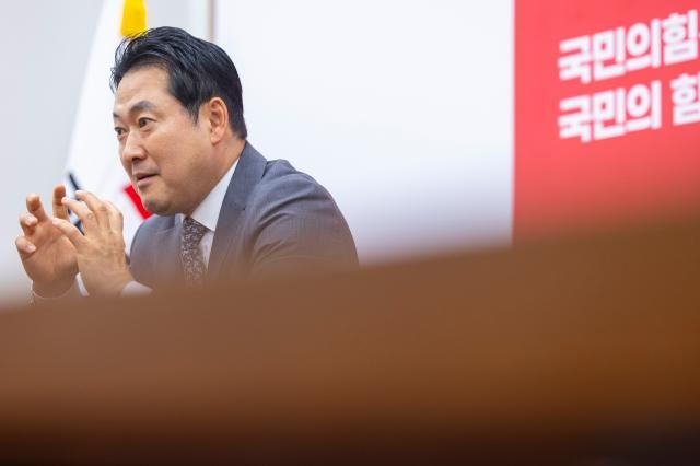 장동혁 국민의힘 대표가 지난 5일 국회 내 대표실에서 연합뉴스와 가진 인터뷰에서 향후 정국 전망과 당 운영 방안에 대해 말하고 있다 사진연합뉴스