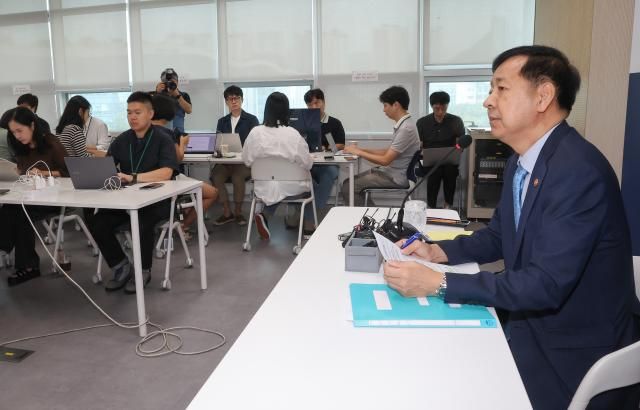 구윤철 부총리 겸 기획재정부 장관이 8일 정부세종청사 기재부 기자실에서 기자 간담회를 열고 있다사진연합뉴스