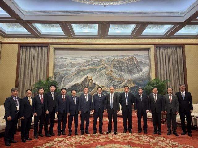 박정 더불어민주당 의원왼쪽에서 다섯번째이 지난 4일 우원식 국회의장가운데을 비롯한 방중 대표단과 함께 중국 베이징에서&nbsp;자오러지 중국 전인대 상무위원장과 면담하기 전 사진촬영을 하고 있다 사진박정 의원실 제공