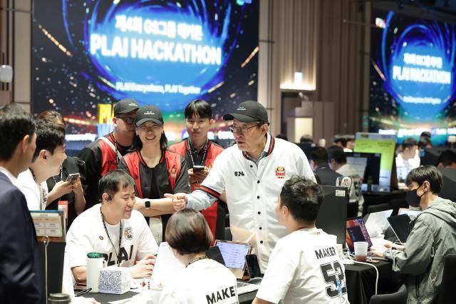 허태수 GS그룹 회장이 8일 웨스틴 참가직원들을 격려하고 있다jpg 