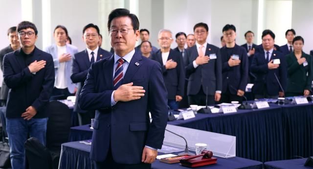 이재명 대통령이 8일 서울 중구 서울스퀘어에서 열린 국가인공지능AI 전략위원회 출범식에서 국기에 경례하고 있다 사진연합뉴스