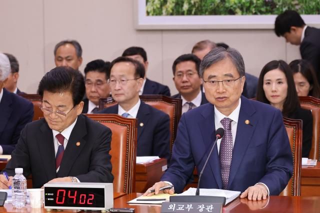 조현 외교부 장관오른쪽이 8일 서울 여의도 국회에서 열린 외교통일위원회 현안 질의에 출석해 미 조지아 한국업체에 대한 미국 이민 단속 당국의 불법체류·고용 단속과 관련한 의원 질문에 답하고 있다 사진연합뉴스