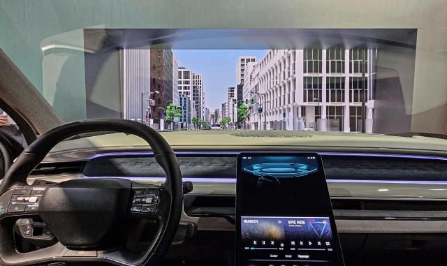 8일현지시간 독일 뮌헨에서 열린 IAA 모빌리티에서 현대모비스가 홀로그래픽 윈드쉴드 디스플레이를 전시했다 사진한국자동차기자협회