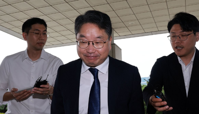 노만석 검찰총장 직무대행이 8일 오전 서울 서초구 대검찰청에 출근하고 있다 더불어민주당과 정부는 지난 7일 검찰청 폐지와 공소청 중수청을 신설하는 내용 등을 담은 정부조직법 개편안을 발표했다 사진연합뉴스