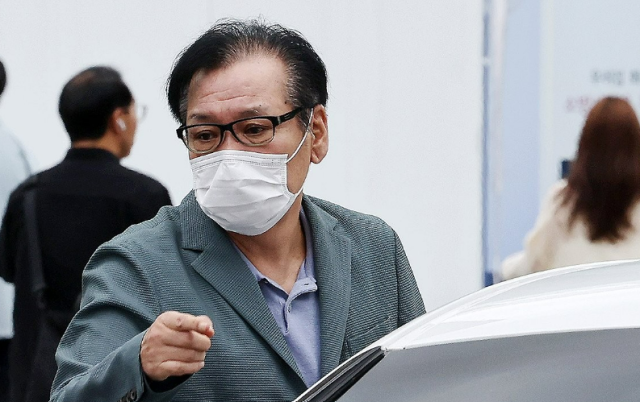 영장심사를 포기했던 건진법사 전성배씨가 지난 21일 민중기 특별검사팀 사무실이 마련된 서울 종로구 KT 광화문빌딩 웨스트에서 대기하기 위해 출석했던 모습 사진연합뉴스