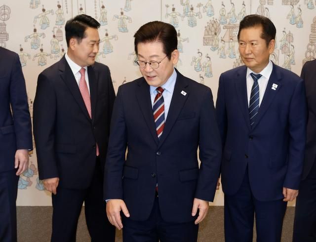  이재명 대통령이 8일 용산 대통령실에서 여야 지도부 오찬 회동에 참석한 더불어민주당 정청래 대표 국민의힘 장동혁 대표와 기념촬영 후 자리로 이동하고 있다사진연합뉴스