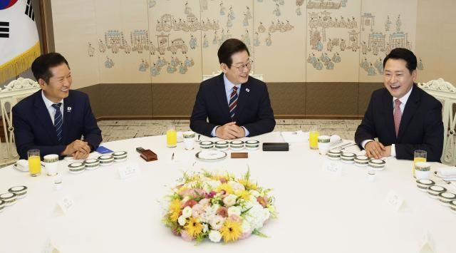 이재명 대통령이 8일 용산 대통령실에서 여야 지도부와 오찬 회동을 하고 있다 왼쪽부터 더불어민주당 정청래 대표 이 대통령 국민의힘 장동혁 대표 사진연합뉴스