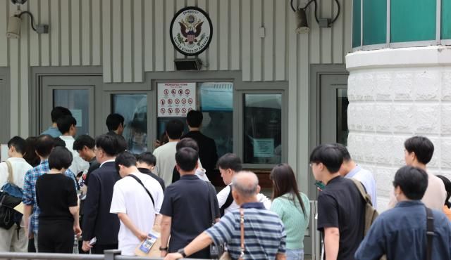 미국 비자를 발급받으려는 시민들이 서울 종로구 주한 미국대사관 앞에서 8일 줄 서 있다 사진연합뉴스