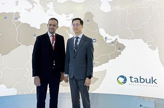 박재현 한미약품 대표이사오른쪽와 이스마일 쉐하다 타북 CEO 사진한미약품