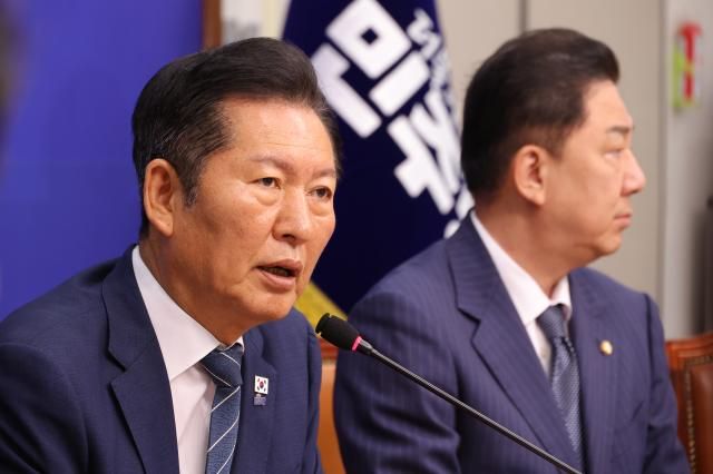 정청래 더불어민주당 대표가 8일 국회에서 열린 최고위원회의에서 발언하고 있다 사진연합뉴스